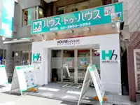 明るいカラーで足を踏み入れやすい店舗。女性のお客様もよくいらっしゃいます。
