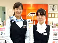 学生から高齢の方まで幅広い世代のお客様に、わかりやすく丁寧な接客を心がけています。