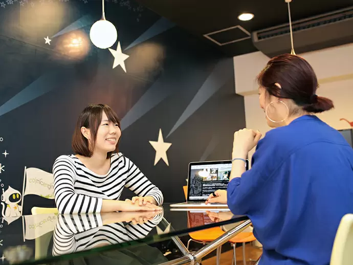 エントランスを入ってすぐのミーティングスペース。遊び心があふれていて初めて来るお客様は思わず笑顔に！