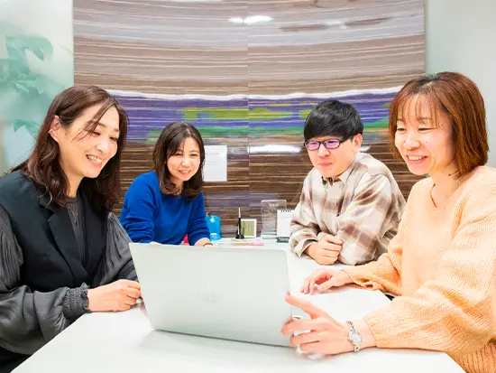 穏やかなメンバーが集まっており、チームワークも抜群！コミュニケーションが活発な職場です♪