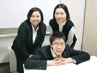 チームワークバッチリの職場。みんな笑顔で働いています。