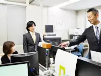社内は部署間の壁がなく、とてもフラットで温かい雰囲気です。