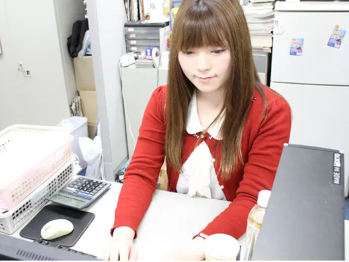 広報部の先輩社員は男性3名ですが、オフィスには女性スタッフも活躍していますよ！