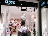 表参道ヒルズの店舗です。キラキラ感を訴求したディスプレイでお客様をお迎えしています