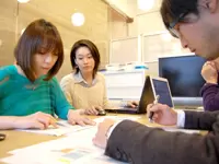 チームでMTG中。リサーチ結果を企業様に報告するためにまとめていきます。
