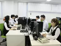 どこからもすべて見渡せるスッキリとした配置のオフィス内。これがコミュニケーションを上手くとる秘訣。
