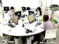 丸いテーブルを囲んで仕事をしています。わからないことがあれば隣の先輩に聞いて下さい♪