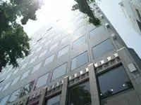 アクセス抜群の立地。周囲には気軽にリフレッシュできるカフェも沢山あります。