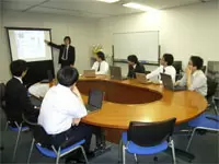こちらは社内風景。会議中の様子です。