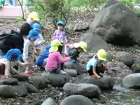 川辺で遊んだりします♪