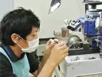 宝石はバイヤーが自ら現地に赴きセレクト。その後、職人の匠の技によって一つひとつ丁寧に仕上げられます。