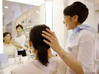 鏡をのぞきこみ、みるみるうちに笑顔になるお客様。　「この仕事を選んでよかった」と思える瞬間です。