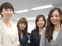 仕事は、サポートチームがすでにアポを取得済みの企業様の訪問。外出が多いアクティブな仕事です。