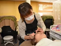 まつ毛カールの施術中。お一人お一人にしっかりと時間をかけて、きっちりと施術をするのがキャビネR流