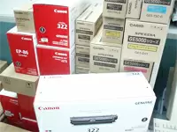 社内から出荷する一部のトナーカートリッジ。ほとんどの商品は倉庫から発送します。