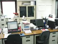 5名体制なので、スムーズにコミュニケーションがとりやすい環境です。あなたのデスクもこちら。