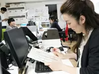 「今度の新商品はどんなカラーにしようかな？」商品の企画にもあなたのアイデアを活かせます。