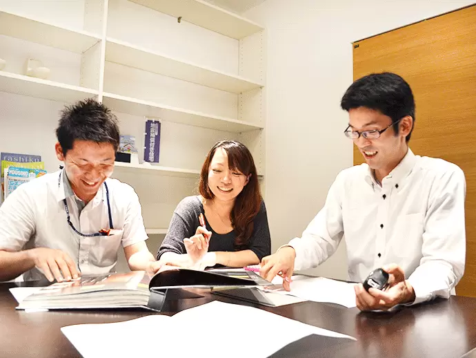 内勤のみの日はカジュアルファッションもOK。自由度の高い職場環境です。