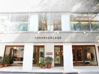 オリジナルアイテムのほかに、世界中からセレクトしたウェアやグッズを展開しています。