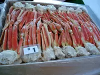 カニを中心に多くの水産物を取り扱う当社。サンプルで味見ができることも！