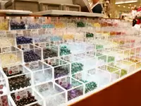 お客様のリクエストに合わせ、80種類以上のストーンの中からオーダーメイドで作成します。
