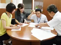 マネージャーらが集まって会議を行い、各店舗の改善点や販促企画の意見を出し合うことも！