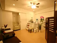 当店独自の整体技術。骨盤矯正と背骨のねじれを戻す、腰の痛みに強いサロンです