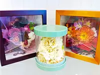 絵画のような「押し花タイプ」と立体感を活かした「ドライフラワータイプ」。どちらも人気の商品です。