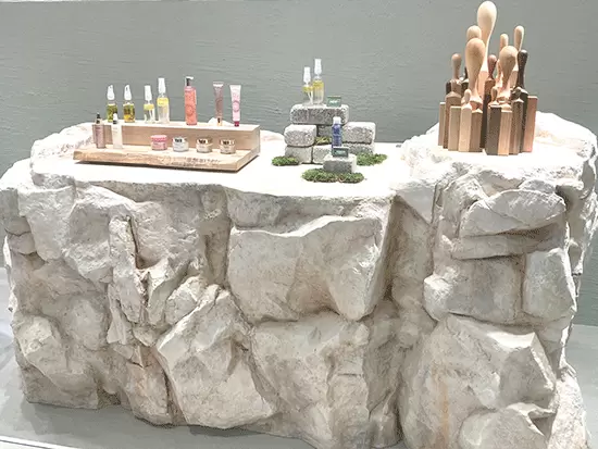 ブランド名の由来は“花の蜜”と“生命”。たっぷりと自然の恩恵を受けた高品質なオーガニックコスメです。