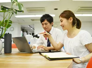 社内ミーティング風景。頑張った分だけ、きちんと評価されるからどこまでも頑張れる！！