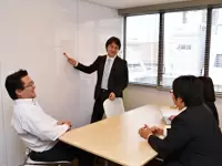 会議室は、壁自体がホワイトボードになっています。研修やミーティングなど、色々な用途に使っています。