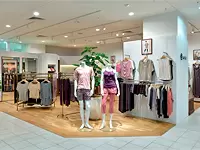写真は名古屋ラシック店。ファッション性と機能性を両立させたヨガウェア専門ブランドです。
