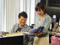 わからないことは先輩に相談。丁寧に教えてもらえます。