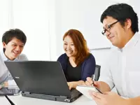 周囲と連携しながら、時にはメディアを超えたコミュニケーションの形を生み出していきます。