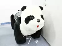 入り口に置かれたパンダがインパクト大！数ｍ先の自販機に、これに乗って買いに行くなんてジョークも！