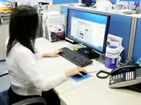 　広いデスクとPCの支給も！
