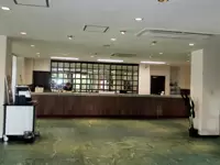広いエントランスが自慢の明るく和やかなクラブハウス。分からないことはどんどん聞いてくださいね