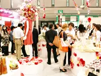 東京ビッグサイトで行われた「国際化粧品展」の様子。多くの人が訪れ、ブースは大盛況！