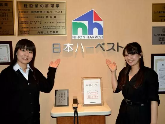 一般建設業・宅地建物取引業など保有免許の東京都知事許可が掲げられる本社エントランス。