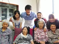まずは元気な挨拶から。一人一人としっかり寄り添えるから強い信頼関係も生まれます。