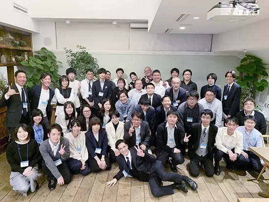 豪華会場を貸切で定期的に事業部の社員が集まり、楽しく懇親を図ることで横のつながりも大切にしています。
