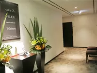 カウンセリングの場である”サロン”は、ホテルのラウンジを思わせる上品で落ち着いた空間。