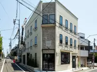 お洒落な街並みにマッチしつつも、彩りを加えるフレンチモダンの外観。