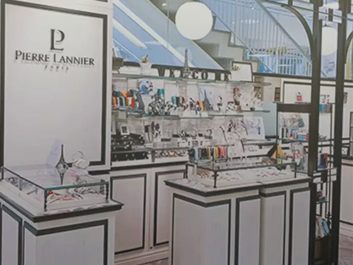 銀座の直営店です。シンプルながらラグジュアリーな空間が特徴です。