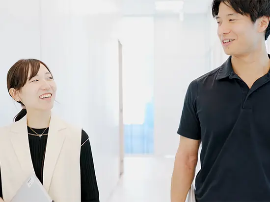 事務といっても、エンジニアを支えるポジション。外出や人と話す割合が多いのも魅力です！