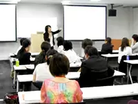 社内では毎日セミナーや勉強会が開かれ、多くの経営者たちが参加しています。