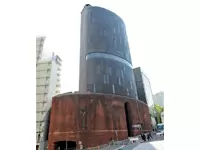 本社は六本木。アクセス便利な都心のビルで働けます。