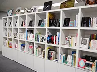 社内にはリフレッシュスペースを完備！話題の漫画やビジネス書も好きな時に借りられます。