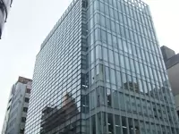 オフィスは新宿三丁目駅から徒歩1分。新しくとてもキレイな空間で働けます。