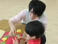 男性保育士も活躍しています！「おもいっきり遊ぶ、おもいっきり学ぶ。」をテーマに好奇心を育みます。